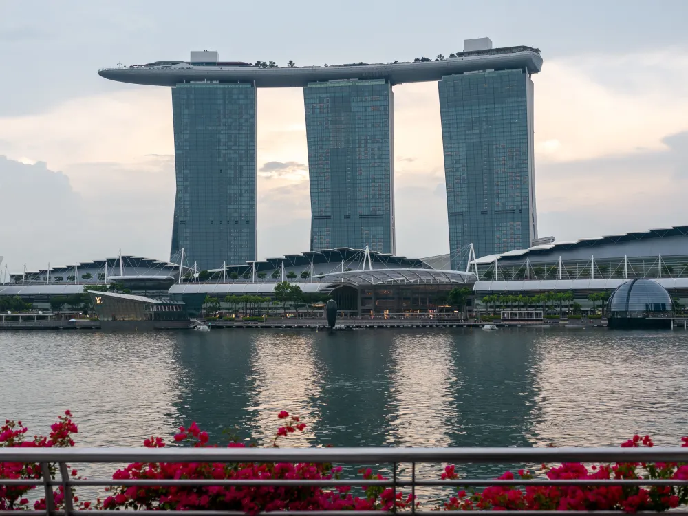 Singapore FP1: Heat hazard, tyre tests and what teams must nail today