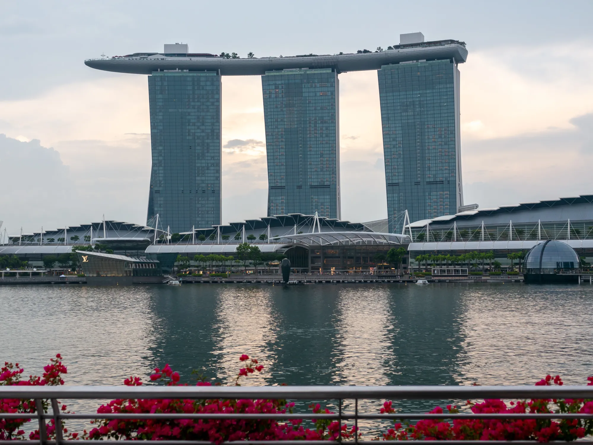 Singapore FP1: Heat hazard, tyre tests and what teams must nail today