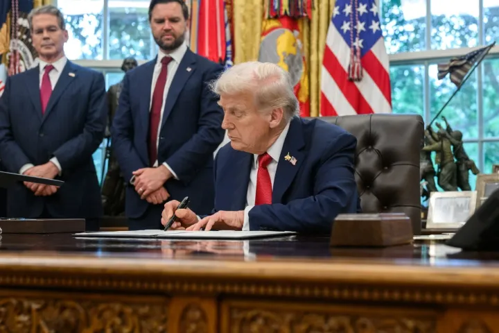 Trump: Not All Furloughed Workers Guaranteed Back Pay as Shutdown Deepens